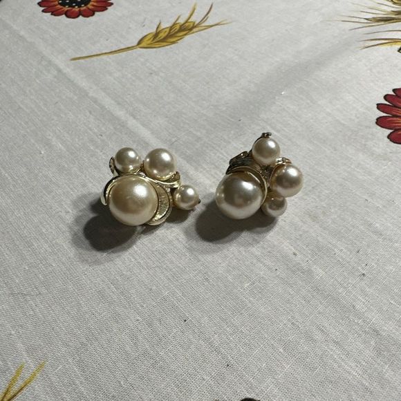 Vintage Signed Judy Lee Faux Pearl Gold tone Clip Earrings $10 Sale - Picture 2 of 5